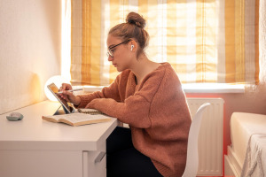 Estudiante organizando su rutina para establecer hábitos de estudio efectivos