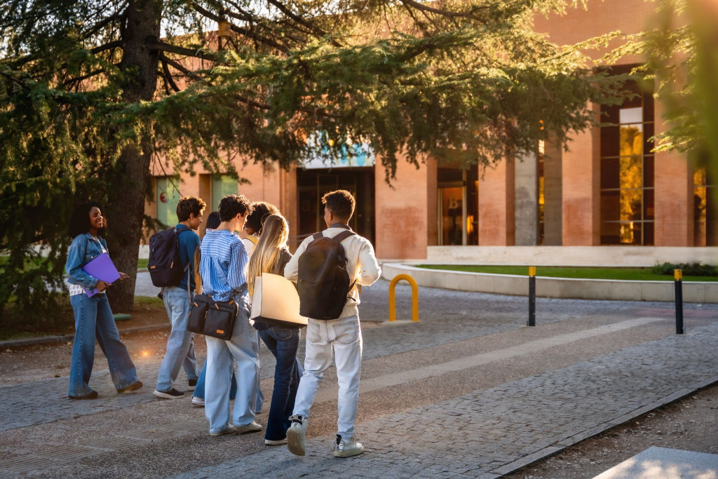 Grupo de universitarios en el campus
